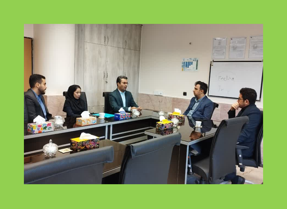 تقدیر محمدرضا محمدیان، مدیر بیمه دی استان آذربایجان شرقی از دکتر حجت شجاعی، رئیس بیمارستان تخصصی فجر تبریز به مناسبت روز پزشک