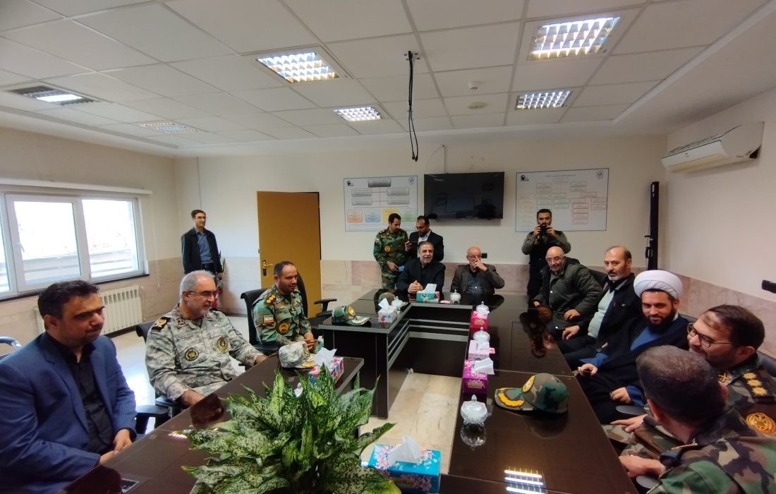 بازدید امیر زنوزی، جانشین ایثارگران ستاد کل نیروهای مسلح، امیر بیات، فرمانده و ارشد نظامی ارتش در آذربایجان شرقی و اردبیل، و سرهنگ یعقوبی، رئیس ایثارگران نزاجا، از جانبازان بستری در بیمارستان فجر تبریز، به مناسبت هفته بسیج – ۵ آذر ۱۴۰۴